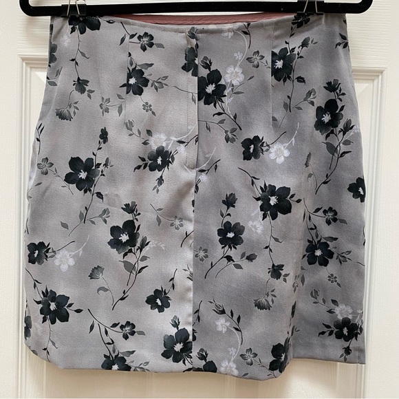 🍂SOLD🍂Wrapper Grey Floral Mini Skirt With Side Slits - Picture 4 of 4